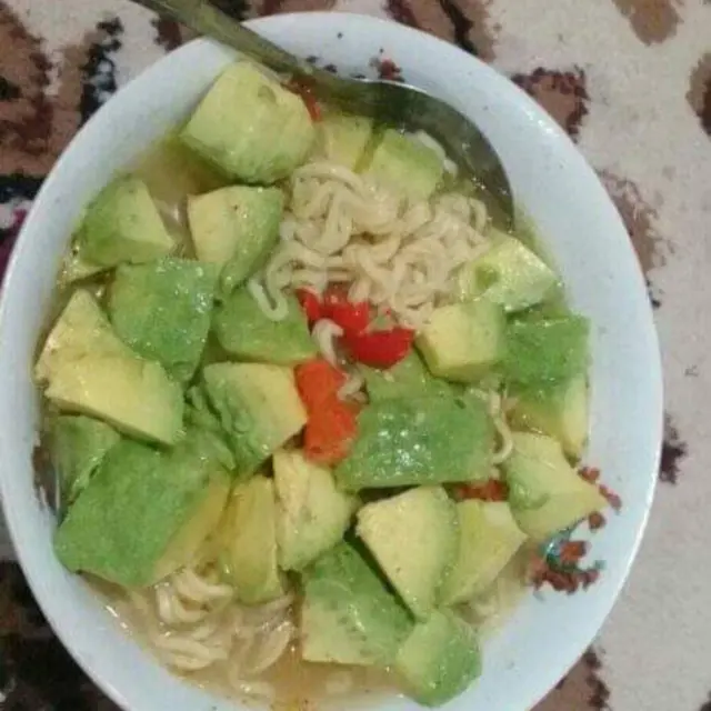 6 Potret Cara Makan Alpukat Nyeleneh Ini Bikin Tepuk Jidat, Rasa Dipertanyakan