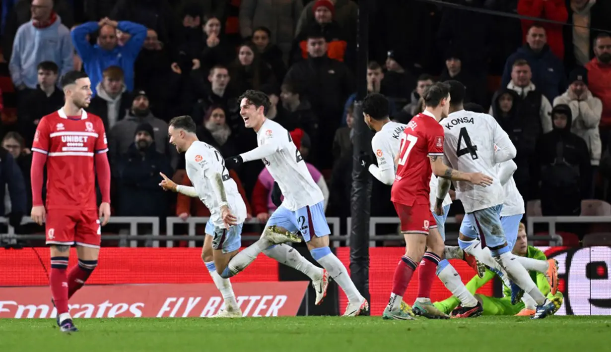 Sepakan Matty dari luar kotak penalti gagal diamankan Glover dan gol untuk Aston Villa. (Oli SCARFF/AFP)