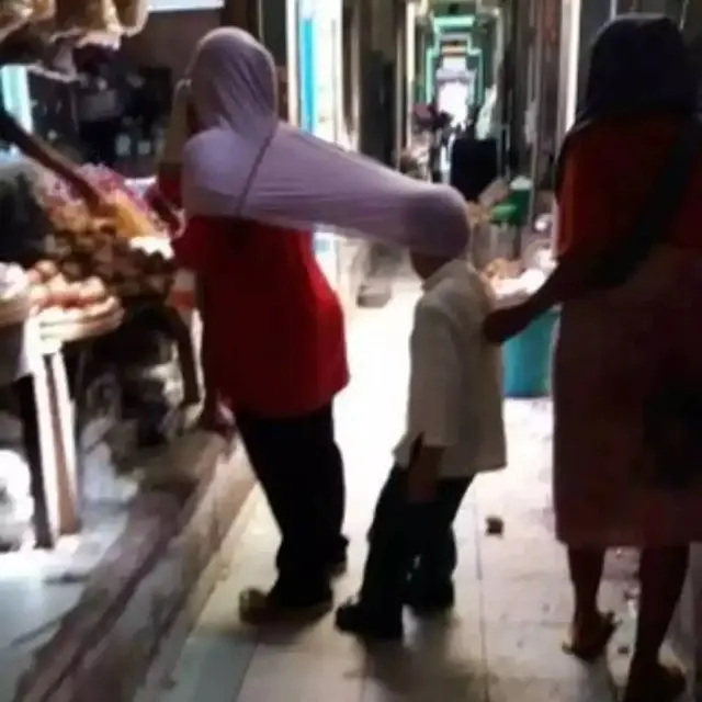 7 Potret Kocak Bocah Ikut Emak Belanja Ini Malah Bikin Susah