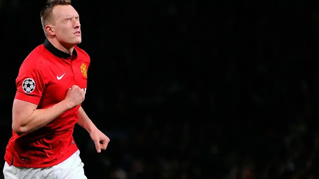 Phil Jones rayakan gol
