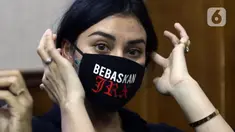 Nora Alexandra saat menghadiri sidang pembacaan putusan atas kasus dugaan pengancaman terhadap pegiat media sosial Adam Deni dengan terdakwa musisi I Gede Ari Astina alias Jerinx di Pengadilan Negeri (PN) Jakarta Pusat, Kamis (24/2/2022). (Liputan6.com/Helmi Fithriansyah)