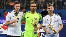 Para peraih penghargaan Piala Konfederasi 2017: Julian Draxler (Jerman/pemain terbaik), Claudio Bravo (Cile/kiper terbaik), dan Timo Werner ( Jerman/pencetak gol terbaik). (AFP/Patrik Stollarz)