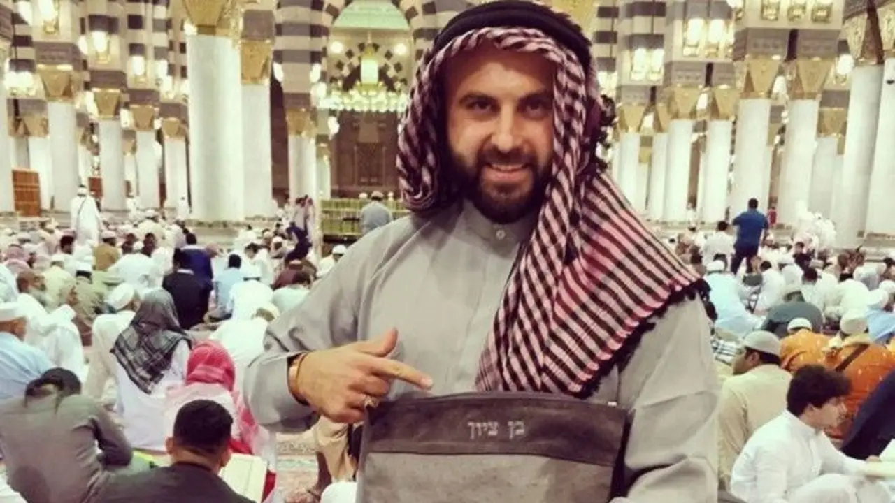 Ben Tzion (31) pria kelahiran Rusia yang berkewarganegaraan Israel memicu kontroversi karena berfoto di dalam Masjid Nabawi