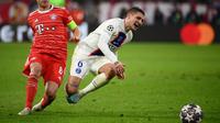 Pemain Paris Saint-Germain, Marco Verratti (kanan) terjatuh saat berebut bola dengan pemain Bayern Munchen, Joshua Kimmich pada laga 16 besar Liga Champions 2022/2023 di Allianz Arena, Munchen, Jerman, Kamis (09/03/2023) WIB. Verratti menjadi salah satu pemain yang berperan cukup besar dalam gol pembuka Bayern Munchen ke gawang PSG. Ia juga membuat catatan buruk dengan kalah dalam 11 kali duel di lapangan, kehilangan penguasaan bola 11 kali, dan dilewati sebanyak delapan kali. (AFP/Franck Fife)