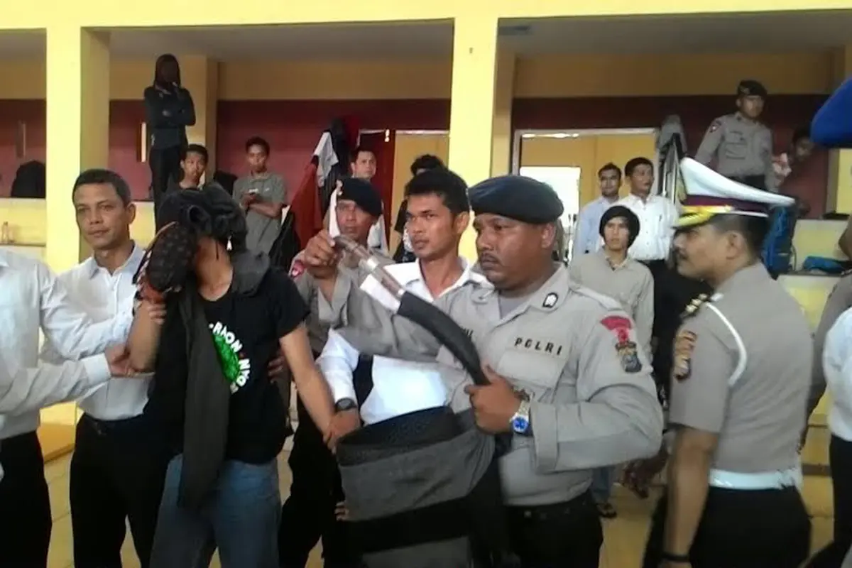 20151123-'Sweeping' Peserta Kongres HMI-Polisi-Senjata-Pekanbaru-Riau
