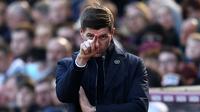 Prestasi Steven Gerrard bersama Rangers FC menarik perhatian Aston Villa untuk mempercayakan krusi pelatih kepala terhadap dirinya. Kontrak legenda Liverpool itu diketahui hingga tahun 2025. The Villans kini masih tertahan di posisi ke-16 dengan raihan 9 poin. (AFP/Adrian Dennis)