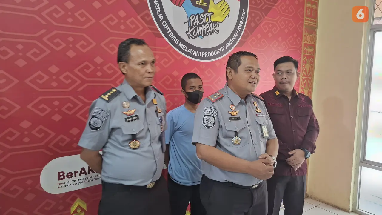 Kepala LPAK Bandar Lampung, Anggit Yongki Setiawan saat jumpa pers terpidana anak pembunuh anggota Polres Lampung Tengah yang Kabur berhasil diamankan. Foto: (Liputan6.com/Ardi)