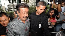 Mantan Jaksa Agung Basrief Arief berjalan masuk gedung KPK, Jakarta, Senin (17/11/2014). Basrief  bermaksud menyerahkan Laporan Harta Kekayaan Penyelenggara Negara (LHKPN) (Liputan6.com/Miftahul Hayat)