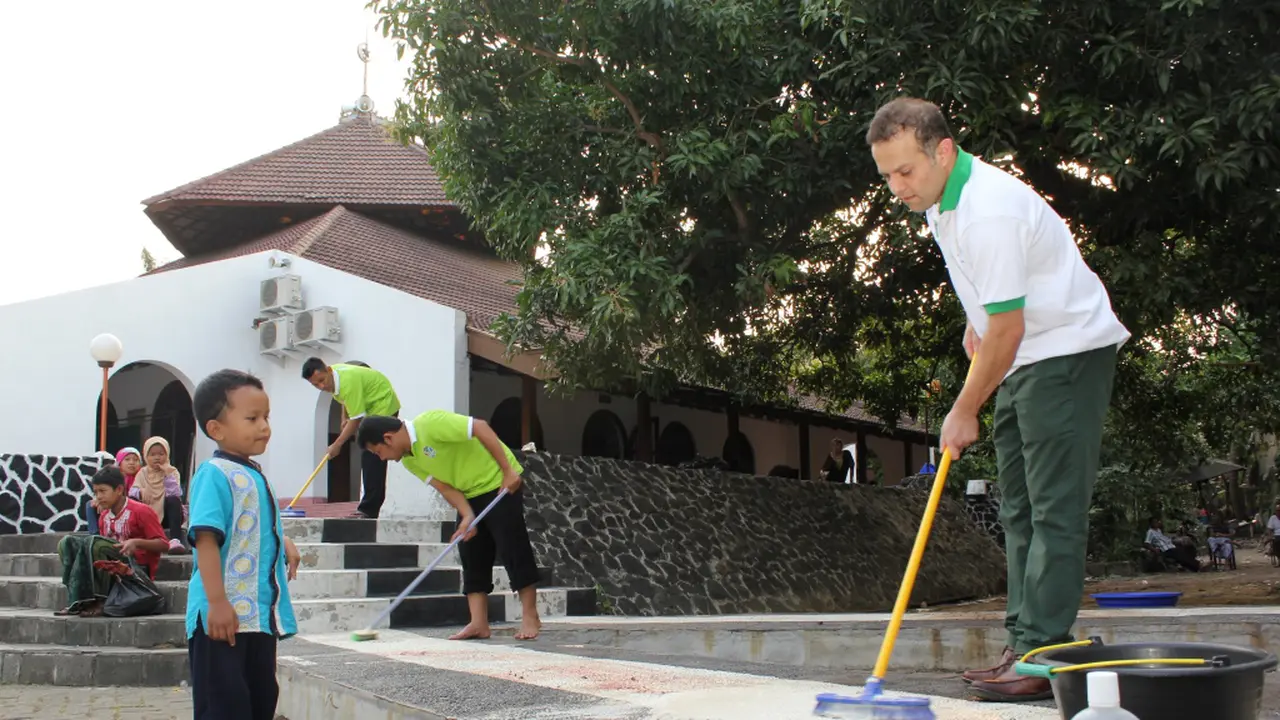 Usai Idhul Adha, Dettol Bersihkan Masjid Setelah Potong Kurban