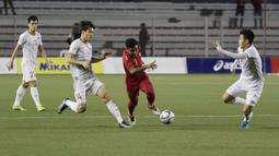 Bek Timnas Indonesia U-22, Asnawi Mangkualam, menggiring bola saat melawan Vietnam U-22 pada laga final SEA Games 2019 di Stadion Rizal Memorial, Manila, Selasa (10/12). Indonesia kalah 0-3 dari Vietnam. (Bola.com/M Iqbal Ichsan)