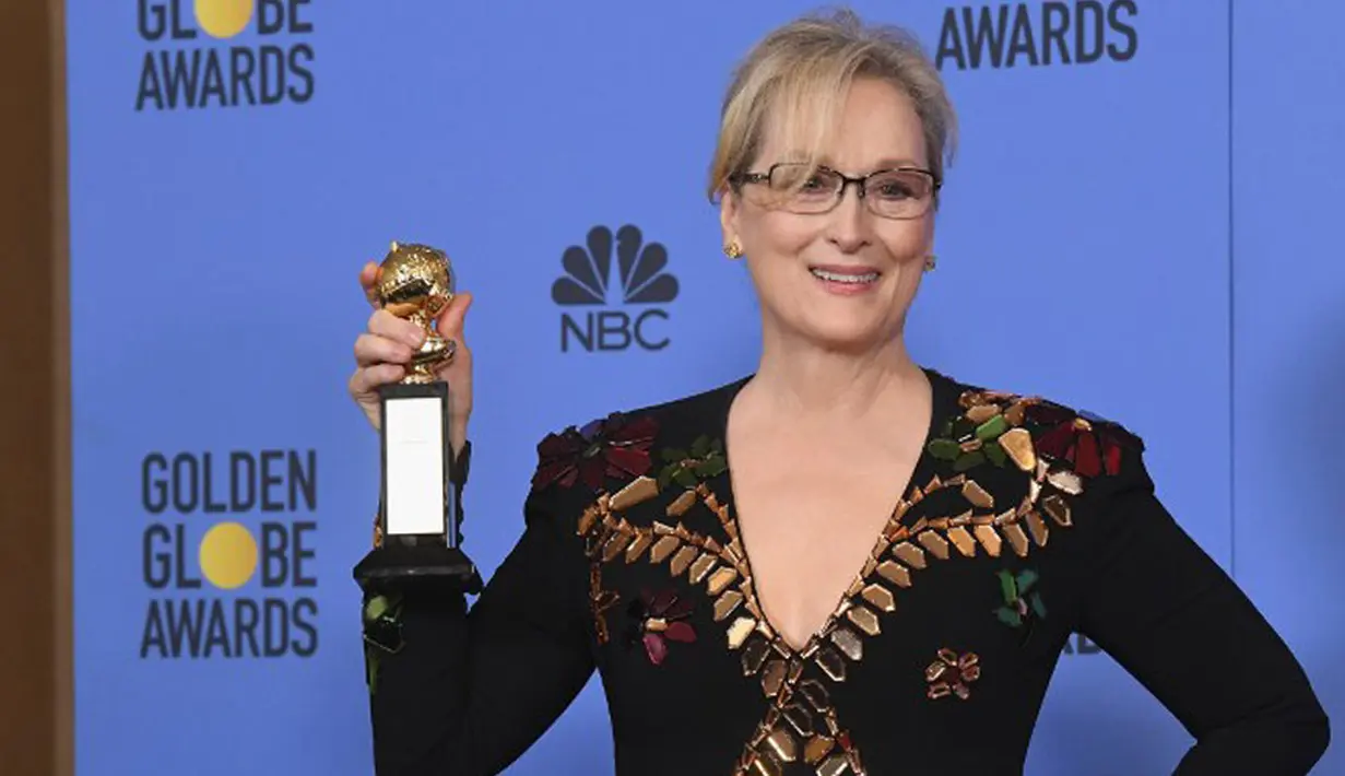 Aktris Meryl Streep berpidato di atas panggung Golden Globe Awards 2017 ketika memperoleh penghargaan yang dinamakan dengan Cecil B. DeMill Award. Pidato penuh semangat itu diakhirinya dengan mengenang sosok Carrie Fisher. (AFP/Bintang.com)