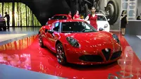 Desain Alfa Romeo 4C yang bergaya Italian Style dipadu dengan performa dan teknologi terbaik membuat para pengunjung penasaran
