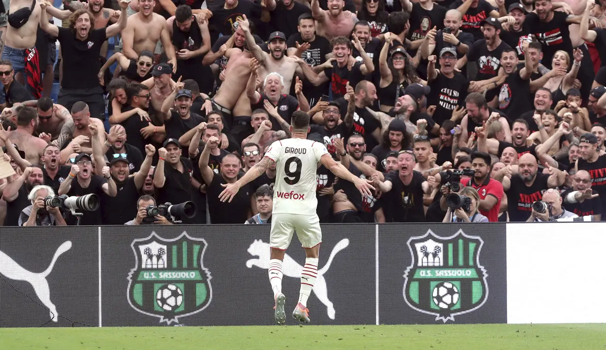 Pemain AC Milan Olivier Giroud melakukan selebrasi usai mencetak gol ke gawang Sassuolo pada pertandingan sepak bola Liga Italia di Stadion Mapei Reggio Emilia, Italia, 22 Mei 2022. AC Milan juara Liga Italia usai mengalahkan Sassuolo dengan skor 3-0. (Spada/LaPresse via AP)