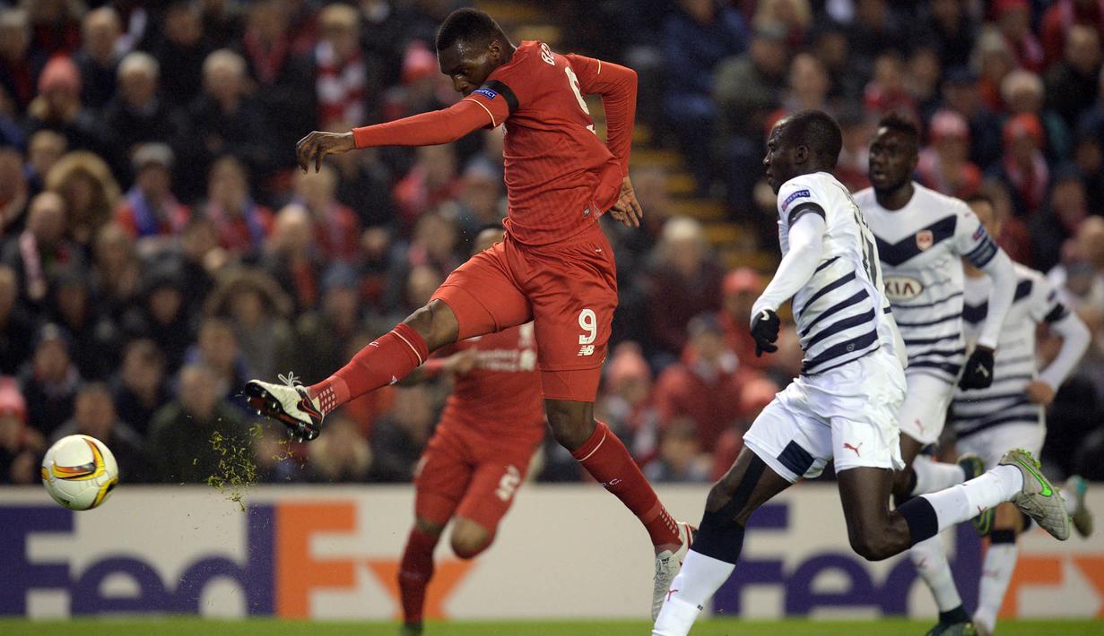 Penyerang Liverpool, Christian Benteke, melakukan tendangan ke arah gawang Bordeaux pada laga Liga Europa di Stadion Anfield, Inggris, Kamis (26/11/2015). (AFP Photo/Oli Scarff)