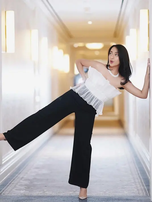 Pemilik nama lengkap Kaneishia Lathifa Zahra ini terlihat elegan dengan gaya dress off shoulders yang bernuansa putih. Aksen hitam tak ketinggalan dikenakan pada celana oversized. Putri Dede Yusuf ini cantik paripurna. (Liputan6.com/IG/@kaneishiayusuf05)