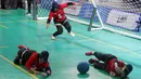 Atlet goalball putri Indonesia melawan Myanmar saat pertandingan dalam penyisihan Goalball putri ASEAN Para Games 2022 di GOR Kentingan, Solo, Jawa Tengah, Minggu (31/7/2022). (FOTO: Dok. ASEAN Para Sports Federation)