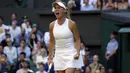 Petenis cantik asal Denmark, Caroline Wozniacki merayakan kemenangannya atas petenis Hungaria pada laga tunggal putri Wimbledon 2017 di Wimbledon Tennis Championships, London, (4/7/2017). (AP/Alastair Grant)