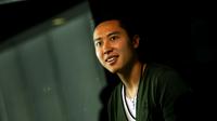 Pesepak bola klub Belgia Waasland-Beveren asal Indonesia, Arthur Irawan berkesempatan berkunjung ke Liputan6.com, Jakarta, Kamis (28/5/2015). Salah satu ekspresi Arthur saat melakukan wawancara dengan tim Liputan6.com. (Liputan6.com/Helmi Fithriansyah)