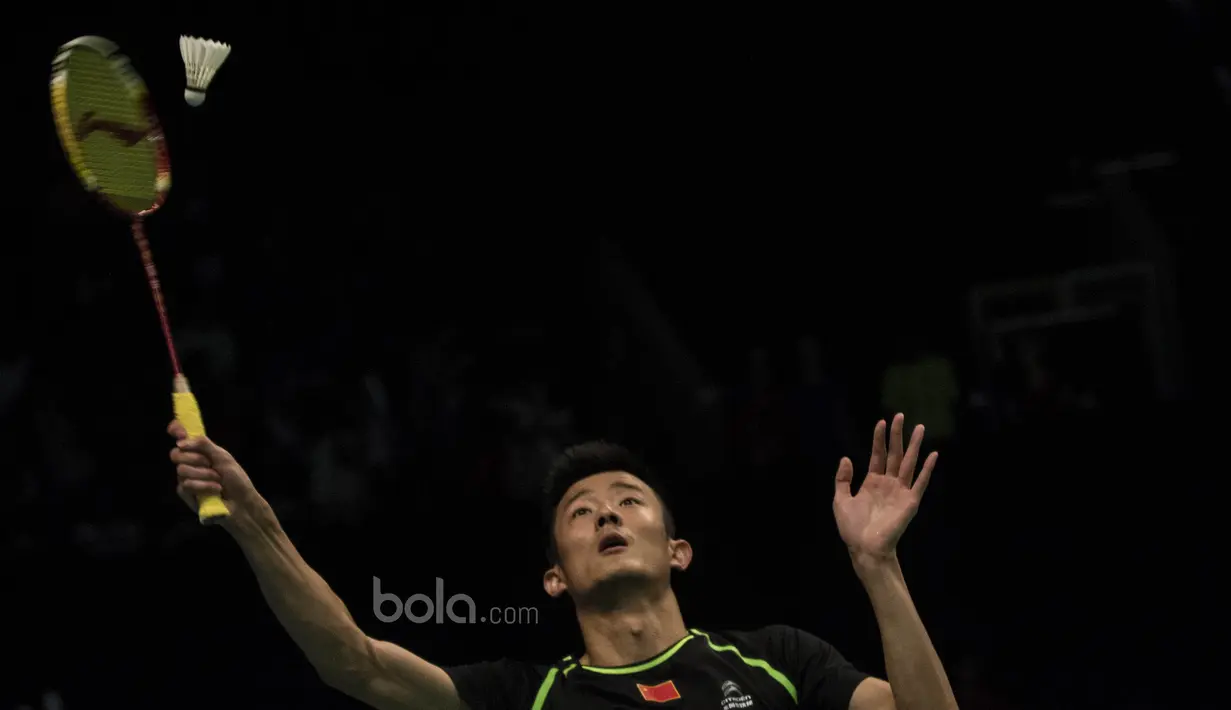 Tunggal putra China, Chen Long, mengembalikan kok saat melawan tunggal Indonesia, Jonatan Christie, pada laga BCA Indonesia Open di JCC, Jakarta, Kamis (15/6/2017). Chen menang 21-9 dan 21-7. (Bola.com/Vitalis Yogi Trisna)
