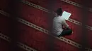 Salat Tarawih berjamaah hingga Kampung Ramadan yang berisi dongeng ceria untuk anak-anak disiapkan untuk menambah kemeriahan suasana Ramadan tahun ini. Tampak dalam foto, umat Muslim membaca Al-Quran atau tadarus saat menjalani hari pertama Ramadan 1447 Hijriah di Masjid Istiqlal, Jakarta, Kamis (19/2/2026). (Kapanlagi.com/Budy Santoso)