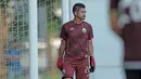 Bambang Pamungkas menunggu rekannya menendang bola saat menjadi kiper di Lapangan ABC, Senayan, Jakarta (09/04/2018). Persija akan melawan JDT pada PIala AFC 2018. (Bola.com/Nick Hanoatubun)