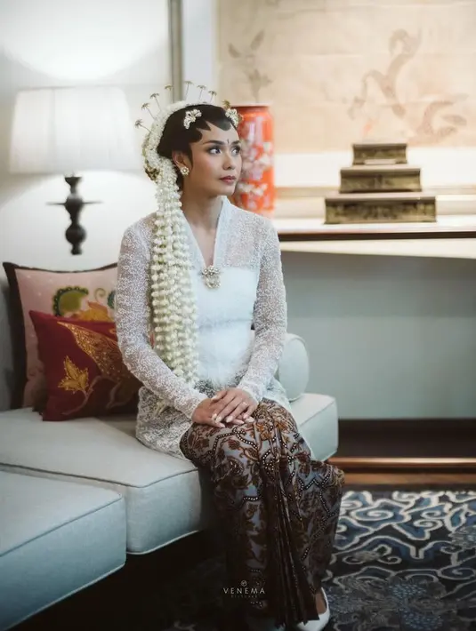 <p>Adinia Wirasti melepas masa lajang di tahun 2023, ia juga memilih mengenakan kebaya putih lengan panjang dipadukan bros dan kain batik sebagai bawahannya, lengkap dengan sanggul klasuk Jawa dan ronce melatinya. [@adiniawrst]</p>