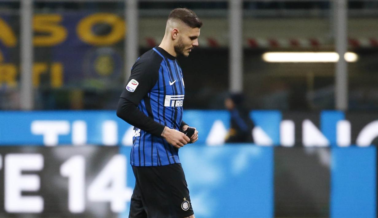 Striker Inter Milan, Mauro Icardi, tampak kecewa usai gagal mengalahkan Lazio pada laga Serie A, Italia di Stadion Giuseppe Meazza, Milan, Sabtu (30/12/2017). Inter Milan ditahan imbang 0-0 oleh Lazio. (AP/Antonio Calanni)