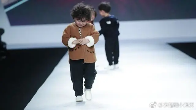 [Bintang] Gara-gara Jatuh di Catwalk, Model 4 Tahun Ini Malah Jadi Terkenal