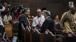 Menteri Ketenagakerjaan Hanif Dhakiri terlihat menghadiri sidang putusan sengketa hasil Pilpres 2019 di Gedung Mahkamah Konstitusi, Jakarta, Kamis (27/6/2019). Sidang yang dimohonkan Prabowo Subianto-Sandiaga Uno itu beragendakan pembacaan putusan oleh majelis hakim MK. (Liputan6.com/Faizal Fanani)