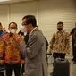 Presiden Joko Widodo atau Jokowi disambut Menkumham Yasonna Laoly saat melayat ke rumah duka Sentosa di RSPAD Gatot Subroto, Kamis (10/6/2021) malam. (Biro Pers Istana)