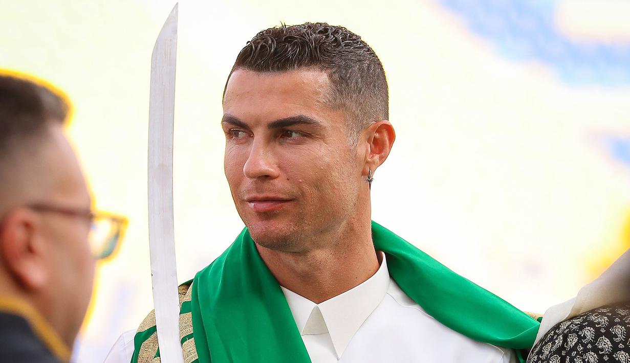 Pemain Al-Nassr, Cristiano Ronaldo memakai gamis dan membawa pedang saat memperingati Hari Pendirian Kerajaan Saudi atau Founding Day di tempat berlatih pada Rabu (22/02/2023). (Twitter/@AlNassrFC)