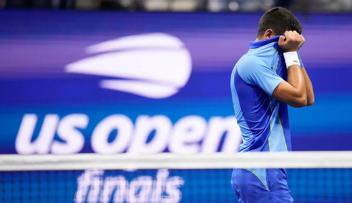 Bagi Djokovic, pertemuan dengan Medvedev ini bak mengulangi final US Open 2021. Saat itu misi sapu bersih gelar Grand Slam Djokovic gagal karena dikalahkan Medvedev. (AP Photo/Charles Krupa)