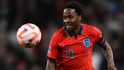 Raheem Sterling menjadi pemain dengan jumlah caps terbanyak di Timnas Inggris. Meski baru menginjak 27 tahun, ia tercatat telah mengoleksi 79 penampilan bersama Skuad The Three Lions. Sterling merupakan pemain sayap yang kreatif dan dinamis. Ia kini bermain untuk Chelsea setelah pada bursa transfer musim panas lalu dibeli dari Manchester City. (AFP/Ben Stansall)