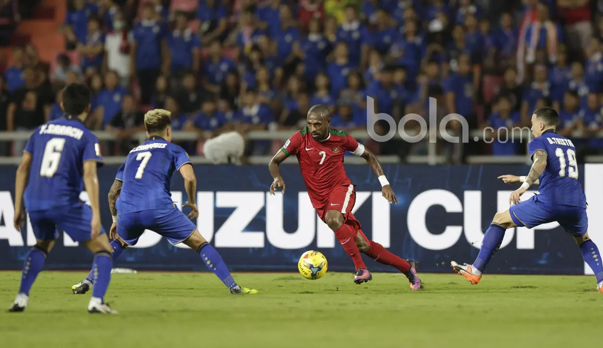 Boaz Solossa menggiring bola melewati pemain Thailand  pada leg kedua final Piala AFF 2016 di Stadion Raja Manggala, (17/12/2016). (Bola.com/Vitalis Yogi Trisna)