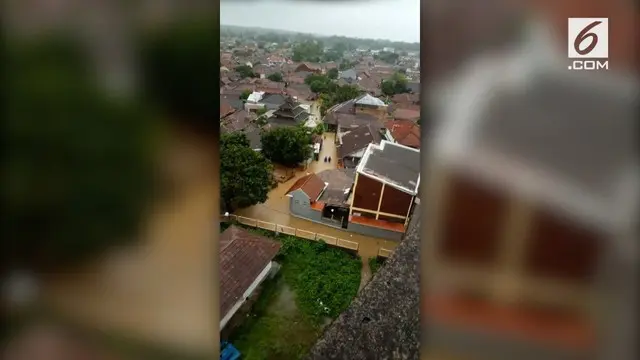 Ratusan rumah warga pandeglang terendam banjir akibat air pasang dan tingginya curah hujan.