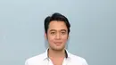 Kali ini tampil dengan kemeja. Namun dirinya tetap terlihat simple dan sederhana. Tidak banyak mengenakan aksesoris, dirinya tetap keren.
