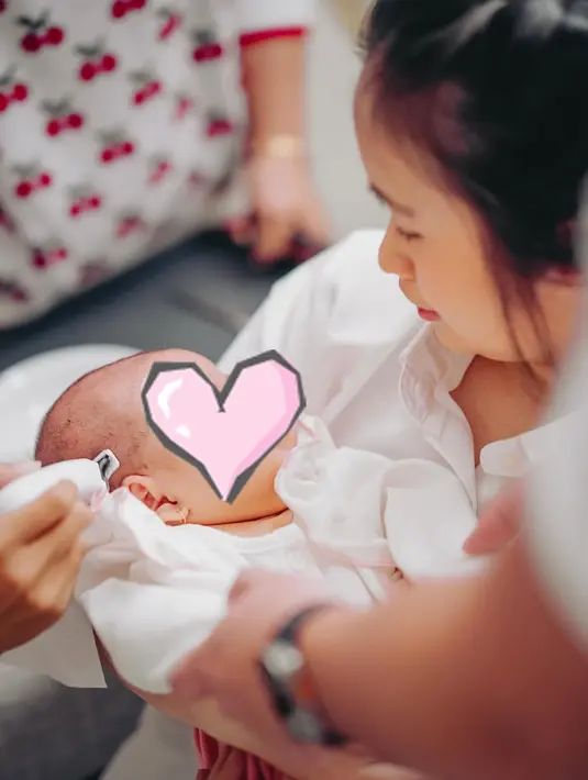 Rambut Baby Agatha dicukur di momen perayaan ini. Menilik dari kolom komentar unggahan Gritte Agatha, netizen ramai memuji paras Baby Agatha. Tak hanya Gritte Agatha dan Arif Hidayat, anggota keluarga lainnya juga tampak bahagia merayakan satu bulan Agatha Hidayat. (Liputan6.com/IG/@gritteagathaa)