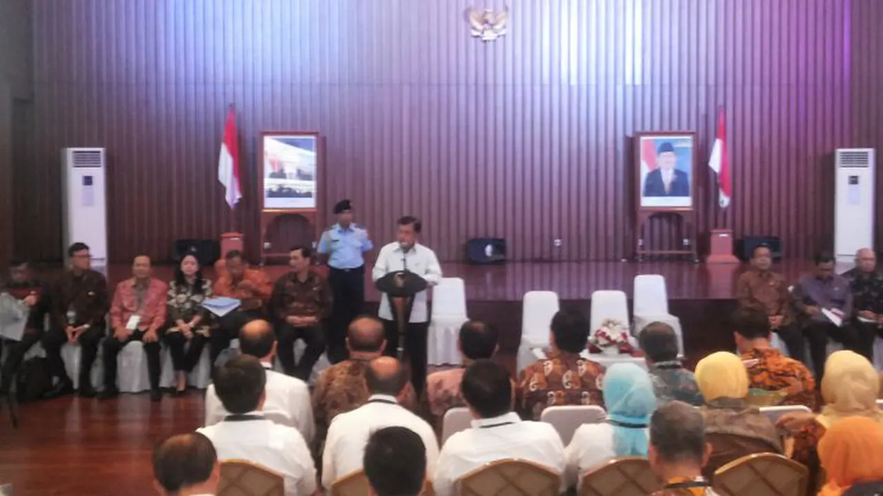 Wakil Presiden Jusuf Kalla memberikan arahan kepada seluruh Eselon I Kementerian dan Lembaga di Gedung Kementerian PUPR Selasa (22/3/2016). Foto: Ilyas Istianur/Liputan6.com)