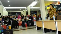 Pemerintah memulangkan sebanyak 278 TKI overstayer atau bermasalah. Dengan dikawal petugasn imigrasi serta Kementerian Luar Negeri, mereka tiba di terminal 2 Bandara Soekarno Hatta. (Liputan6.com/Faisal R Syam)