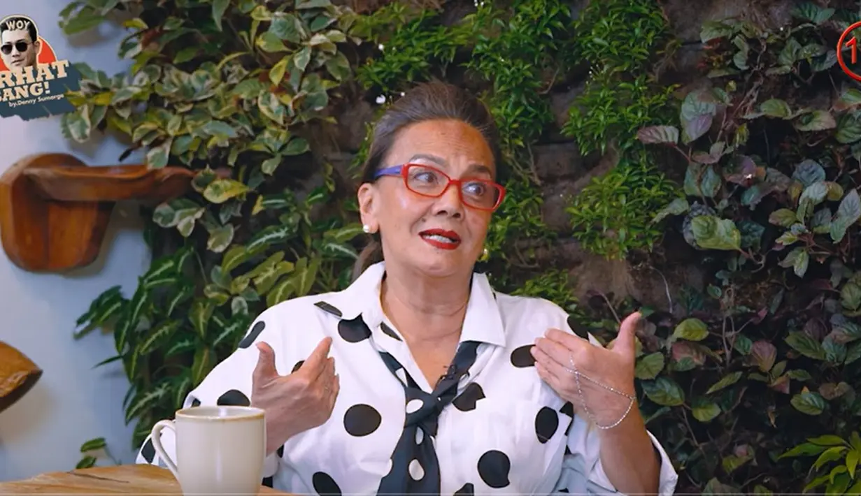 "Dari kecil udah diajarin ngaji. Saya paling tertib ngajinya. Orang tua udah panggilkan guru ngaji seminggu dua kali," kata peraih Pemeran Utama Wanita Terbaik FFI 1988 ini. [Youtube/CURHAT BANG Denny Sumargo]
