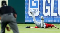 Pemain Cincinnati Reds, Scott Scheble (kanan) terjatuh saat gagal menangkap bola pukulan pemain Texas Rangers, Ryan Rua selama inning kedua pertandingan bisbol pramusim di Arlington, Texas (26/3). Texas menang 6-5. (AP Photo/Brandon Wade)