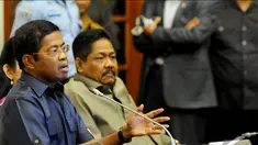 Idrus Marham (kiri) saat memberikan keterangan pers  terkait hasil Munas Fraksi Golkar, Jakarta, Jumat (5/12/2014). (Liputan6.com/Andrian M Tunay)