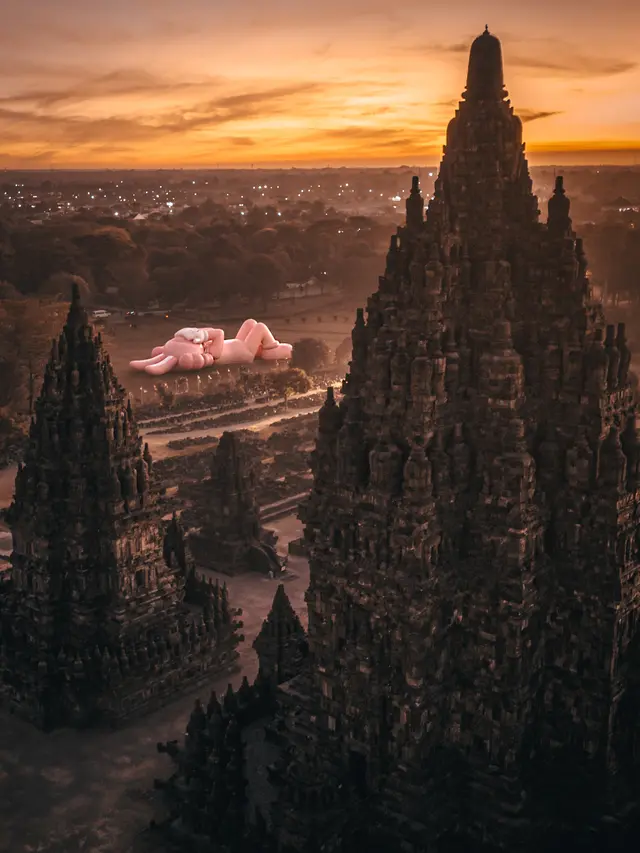 "KAWS: HOLIDAY" INDONESIA