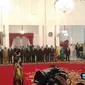 Presiden Joko Widodo atau Jokowi memberikan tanda kehormatan, Bintang Mahaputra Nararya. (Liputan6.com/Hanz Salim)