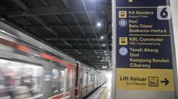 Papan penunjuk arah untuk layanan penumpang KRL terpasang di tiap sudut Stasiun BNI City, Dukuh Atas, Jakarta Pusat, Senin (25/7/2022). PT Kereta Commuter Indonesia (KCI) berencana menjadikan Stasiun BNI City yang sebelumnya khusus melayani penumpang kereta Bandara Soekarno-Hatta untuk pemberhentian KRL seiring akan dinonaktifkannya Stasiun Karet. (merdeka.com/Iqbal S Nugroho)