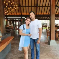 Oka Antara menikah dengan Rara Wiritanaya pada 7 Juli 2008. Rumah tangga pasangan artis Indonesia ini pun bisa dibilang begitu langgeng walaupun jarang tersorot. [Foto: Instagram.com/rara.wiritanaya]