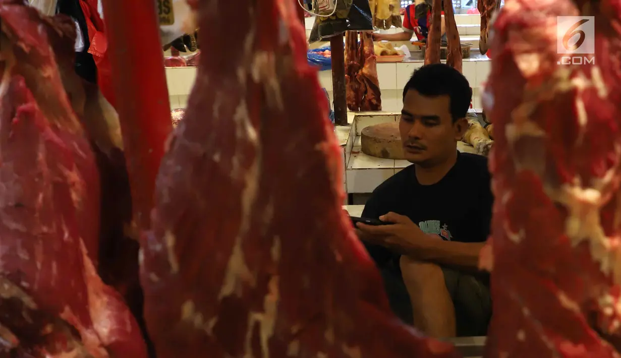 Pedagang daging sapi menunggu pembeli di Pasar Senen, Jakarta, Selasa (29/5). Memasuki Ramadan, harga daging sapi segar masih terpantau berada di harga eceran tertinggi (HET) yang ditetapkan pemerintah. (Liputan6.com/Angga Yuniar)