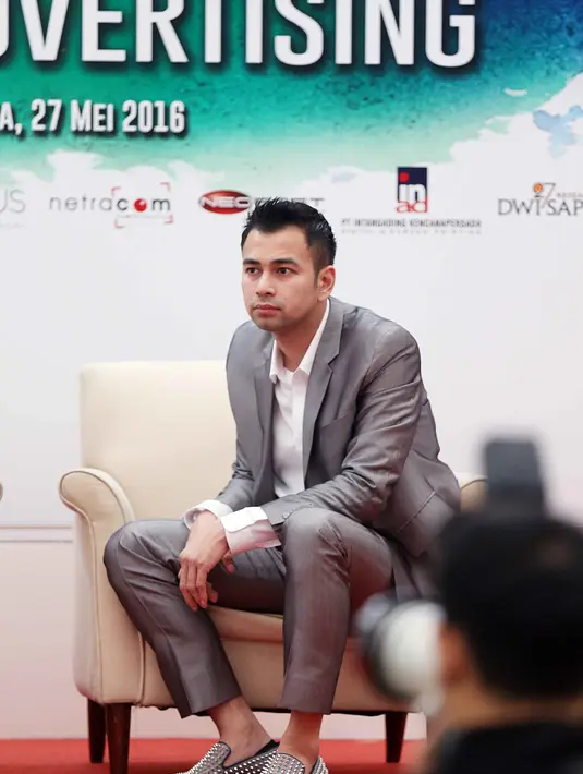 "Enggak lah. Liburan saya bersama Opa (Produser). Enggak ada apa-apa, gua berangkat sendirian sama manajemen ngurusin bisnis," tegas ayah satu anak itu. (Nurwahyunan/Bintang.com)