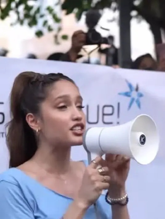 Cinta Laura, mengajak masyarakat untuk menjaga lingkungan sekitar. Ia tak melarang adanya Citayem Fashion Week namun harus tetap bersih. (Foto: Instagram/@claurakeihl)