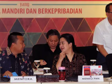 Menko PMK, Puan Maharani (ketiga kiri) berbincang dengan Menpora Imam Nahrawi jelang Rakor Persiapan Pelaksanaan Asian Games 2018 di Jakarta, Rabu (31/8). Rakor berlangsung tertutup dan dihadiri instansi terkait. (Liputan6.com/Helmi Fithriansyah)